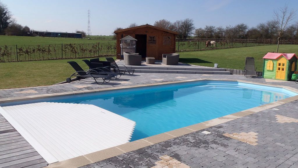 Agate : Piscine coque moderne avec fond incliné et volet intégré