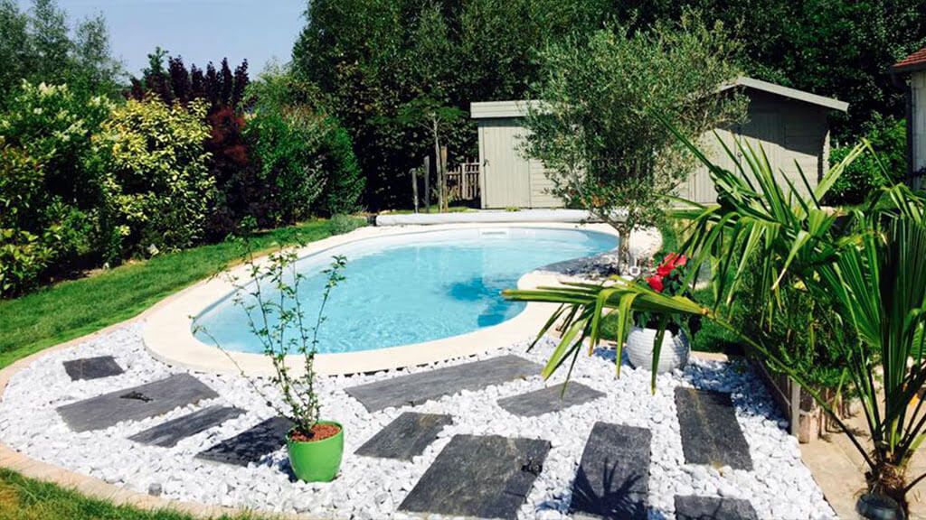 Cornaline – Piscine à fond plat avec banquettes confortables à Nantes