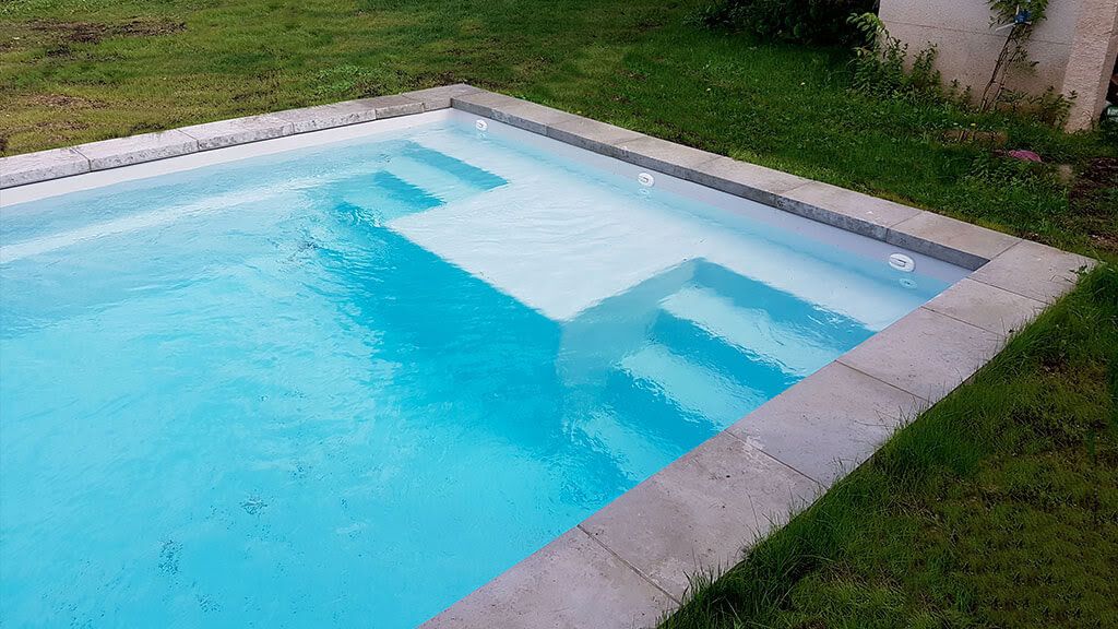 Galaxite – Piscine coque design avec fond plat et bain de soleil