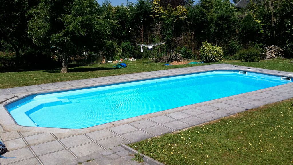 Onyx : Piscine coque familiale avec fond incliné à Nantes et Rennes