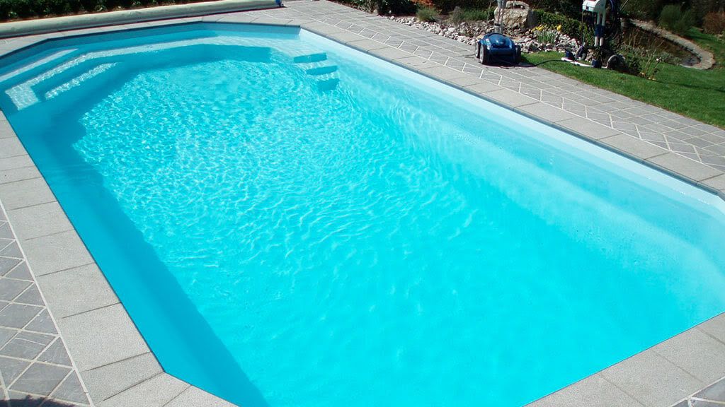 Onyx : Piscine coque familiale avec fond incliné à Nantes et Rennes