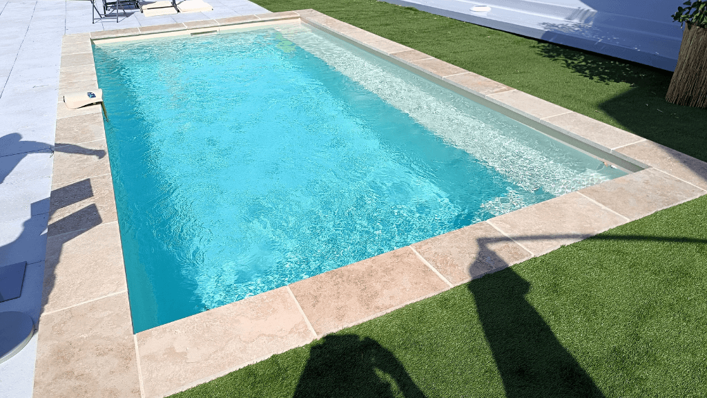 Angélite : Piscine coque compacte avec banquette et confort optimal