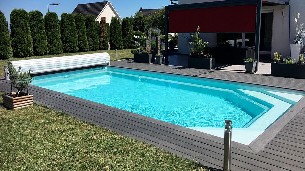 Célestine : Piscine coque moderne avec banquette et sécurité intégrée