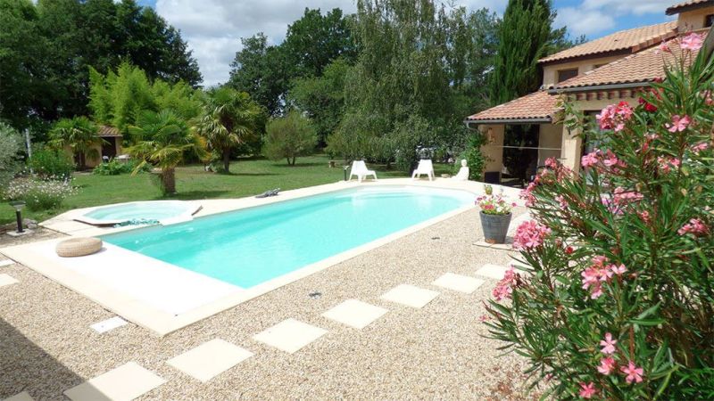 Agate : Piscine coque moderne avec fond incliné et volet intégré