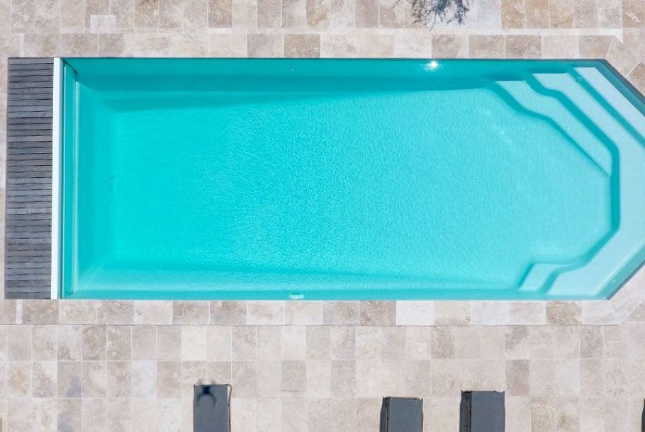 Agate : Piscine coque moderne avec fond incliné et volet intégré