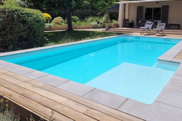Larimar : Piscine coque design avec fond plat et plage immergée