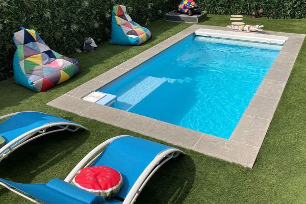 City – Piscine coque fond plat, élégante et facile à installer