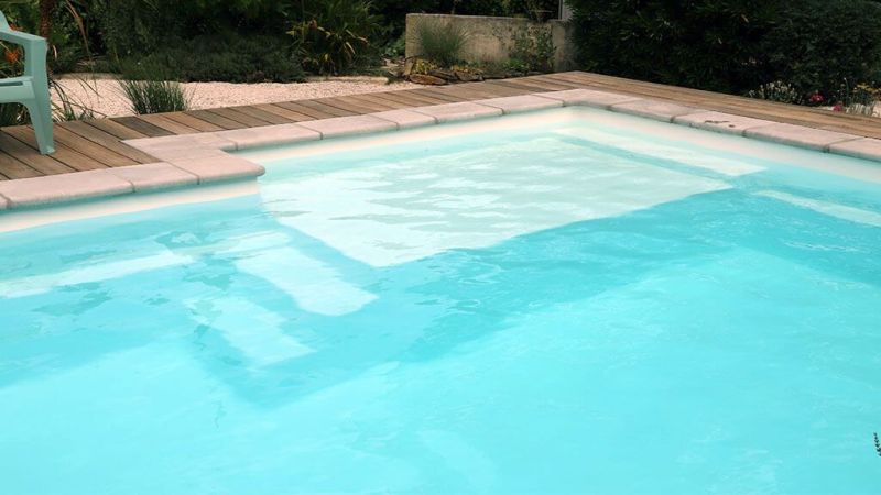 Larimar : Piscine coque design avec fond plat et plage immergée