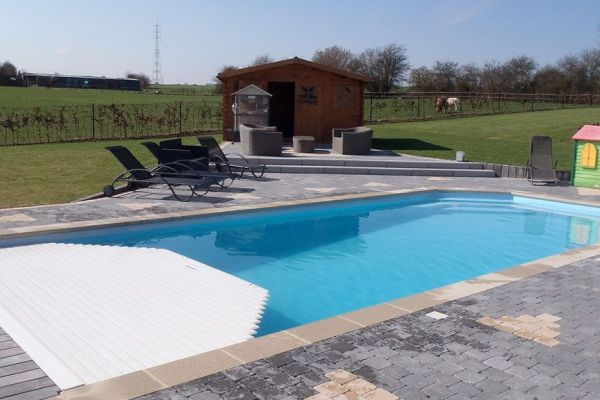 Agate : Piscine coque moderne avec fond incliné et volet intégré