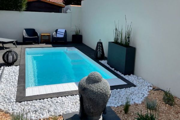 City – Piscine coque moins de 10m avec volet et installation facile