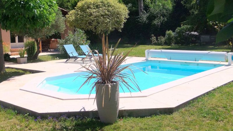 Lazuli – Piscine coque à fond plat, élégante et polyvalente