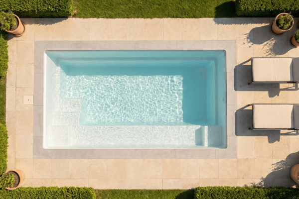 Angélite Mini avec bloc Filtrant – Piscine coque fond plat avec banquette