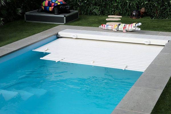 City – Piscine coque moins de 10m avec volet et installation facile