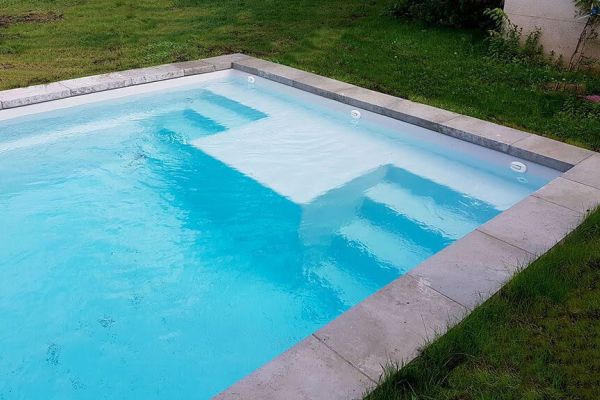 Galaxite – Piscine coque design avec fond plat et bain de soleil
