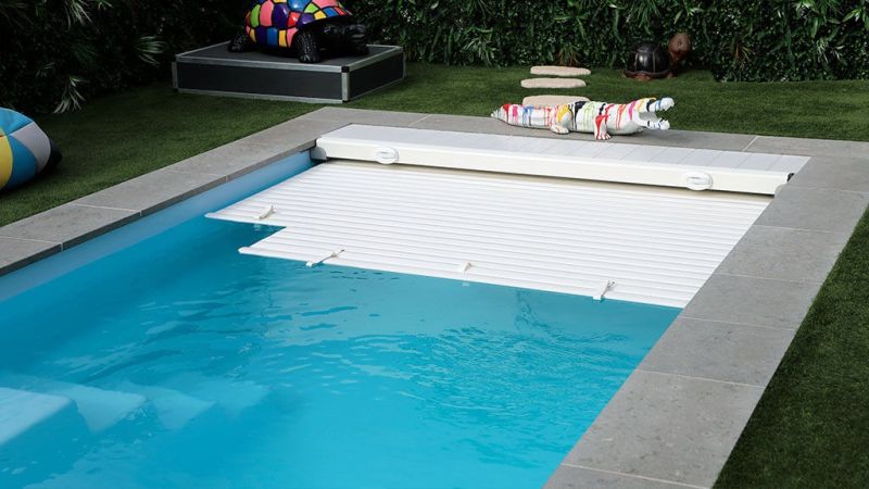 City – Piscine coque moins de 10m avec volet et installation facile