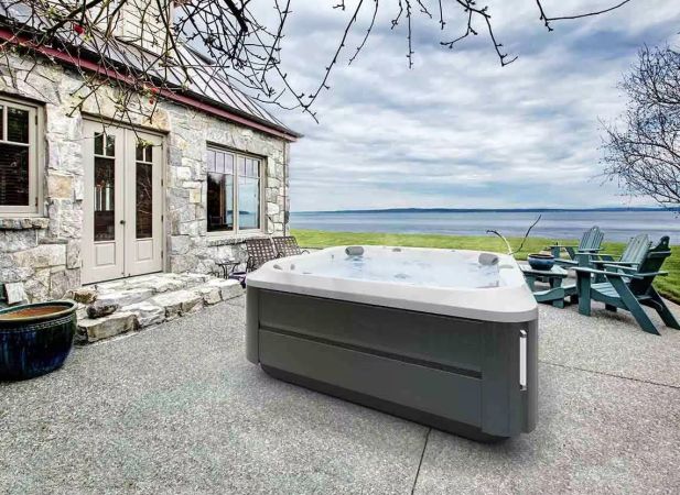 Spa J-385™ : Spa carré 6 places avec 49 jets et cascade élégante