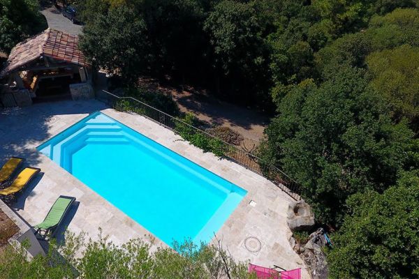 Célestine : Piscine coque moderne avec banquette et sécurité intégrée
