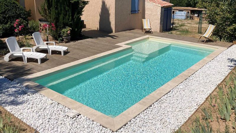 Larimar : Piscine coque design avec fond plat et plage immergée