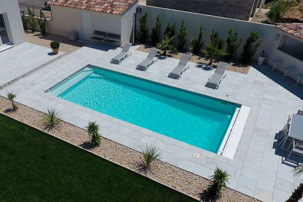 Kryptonite : Piscine rectangulaire à fond incliné pour votre jardin