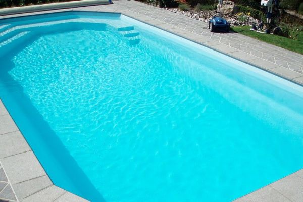Onyx : Piscine coque familiale avec fond incliné à Nantes et Rennes