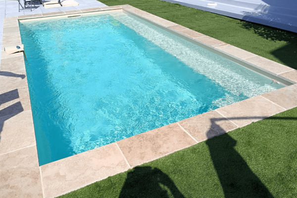 Angélite – Piscine coque fond plat avec banquette à Nantes et Rennes