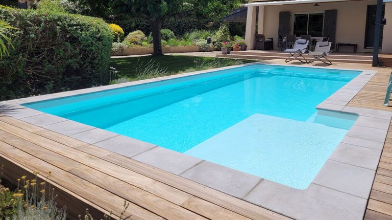 Larimar : Piscine coque design avec fond plat et plage immergée