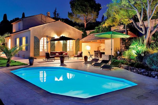 Cristal : Piscine coque compacte avec fond incliné à Nantes et Rennes