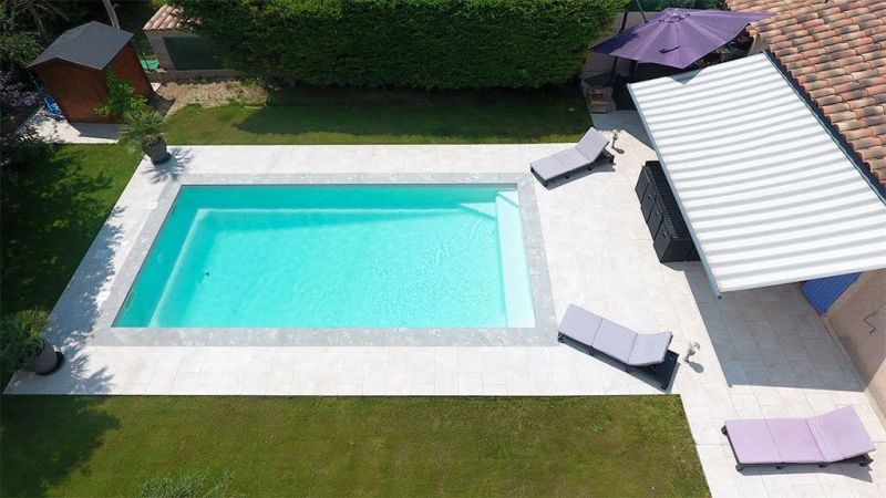 Kryptonite : Piscine rectangulaire à fond incliné pour votre jardin