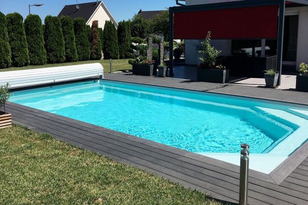 Célestine : Piscine coque moderne avec banquette et sécurité intégrée