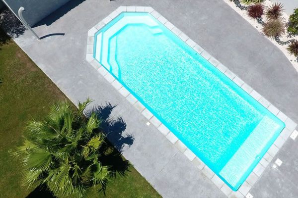 Agate : Piscine coque moderne avec fond incliné et volet intégré