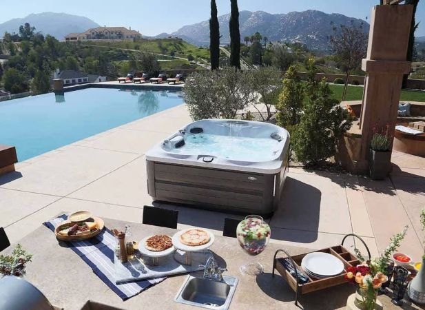 Spa J-485™ : 6 places, cascade centrale et sièges relaxants