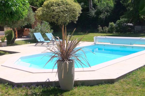 Lazuli – Piscine coque à fond plat, élégante et polyvalente