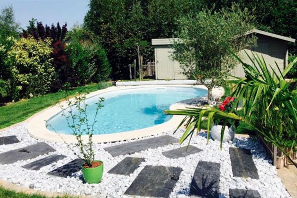 Cornaline – Piscine à fond plat avec banquettes confortables à Nantes