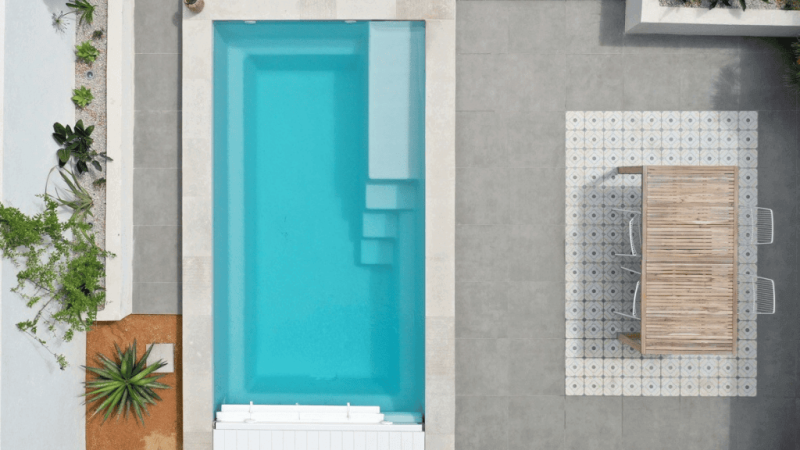 City – Piscine coque moins de 10m avec volet et installation facile