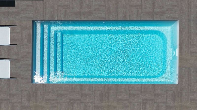 Cobalt – Piscine coque rectangulaire élégante et sécurisée à Nantes