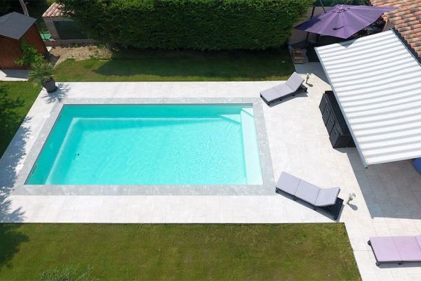 Kryptonite : Piscine rectangulaire à fond incliné pour votre jardin