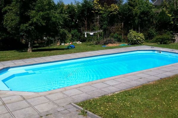 Onyx : Piscine coque familiale avec fond incliné à Nantes et Rennes