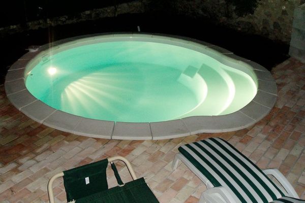 Nacre – Piscine coque ronde design et fond plat à Nantes et Rennes