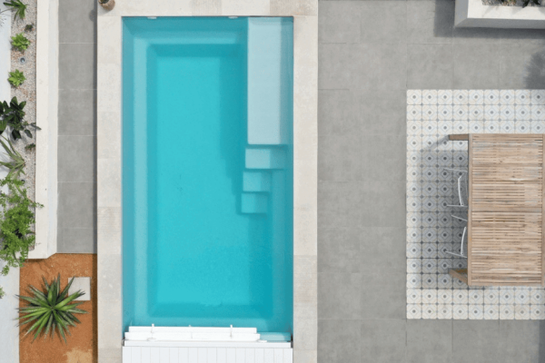 City – Piscine coque moins de 10m avec volet et installation facile