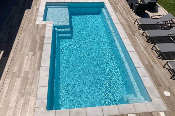 Larimar : Piscine coque design avec fond plat et plage immergée