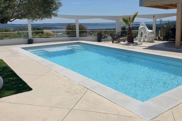 Galaxite – Piscine coque design avec fond plat et bain de soleil