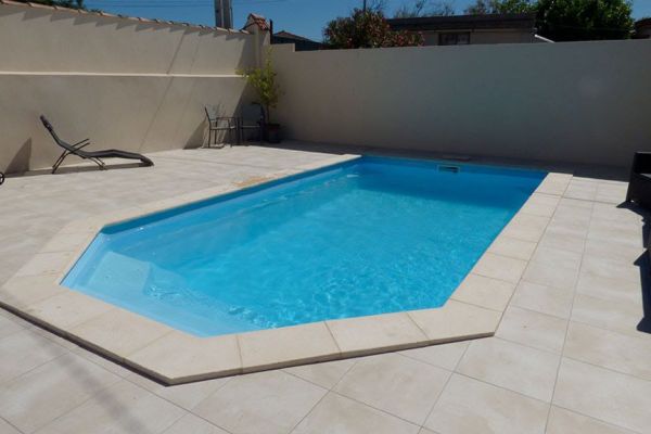 Lazuli – Piscine coque à fond plat, élégante et polyvalente