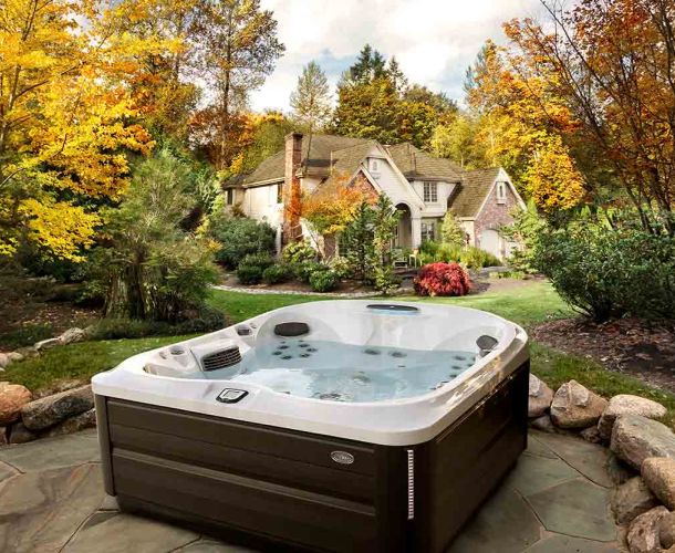 Spa J-485™ : 6 places, cascade centrale et sièges relaxants