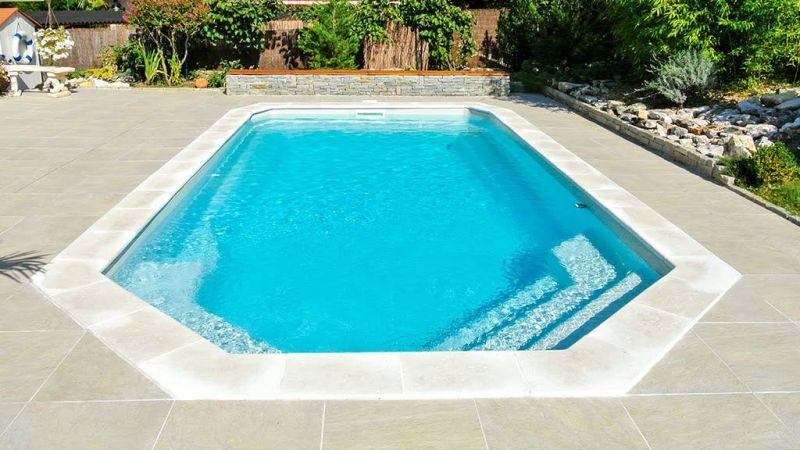 Onyx : Piscine coque familiale avec fond incliné à Nantes et Rennes