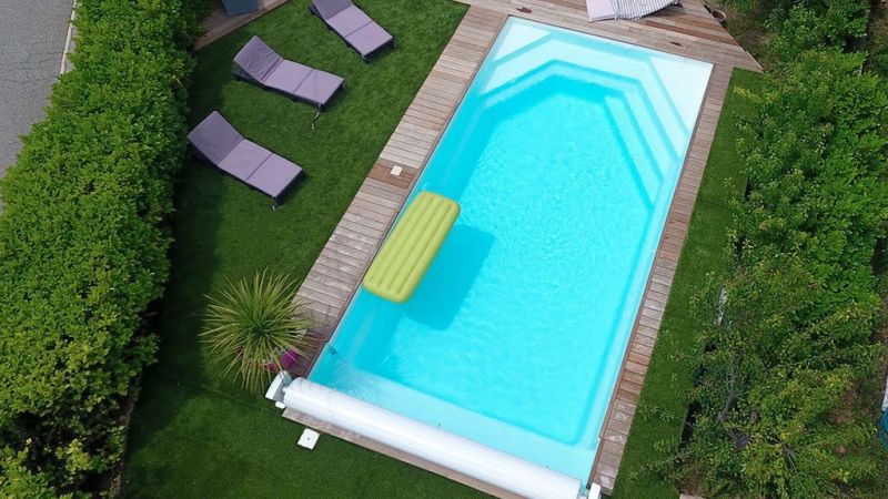 Célestine – Piscine moderne avec banquette et sécurité