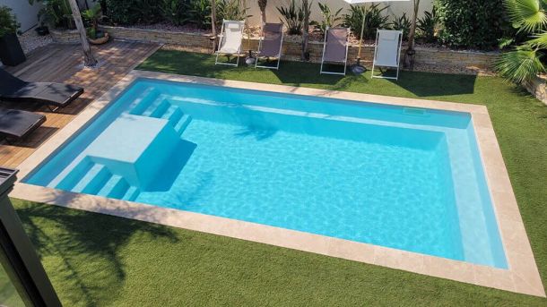 Galaxite – Piscine design avec bain de soleil intégré