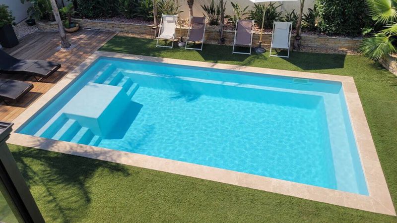 Galaxite – Piscine design avec bain de soleil intégré