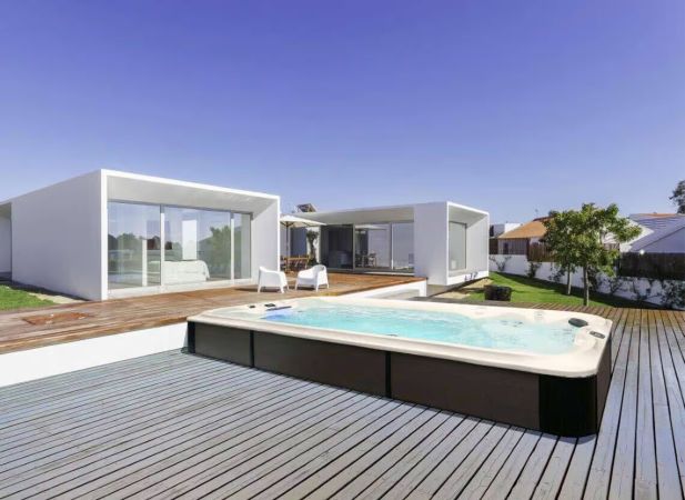 Spa de nage Jacuzzi® J-16 PowerPro™ – Nage fluide, entraînement complet et récupération ciblée