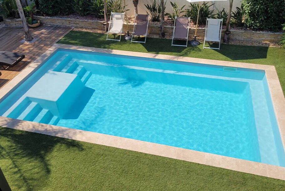 Galaxite – Piscine design avec bain de soleil intégré