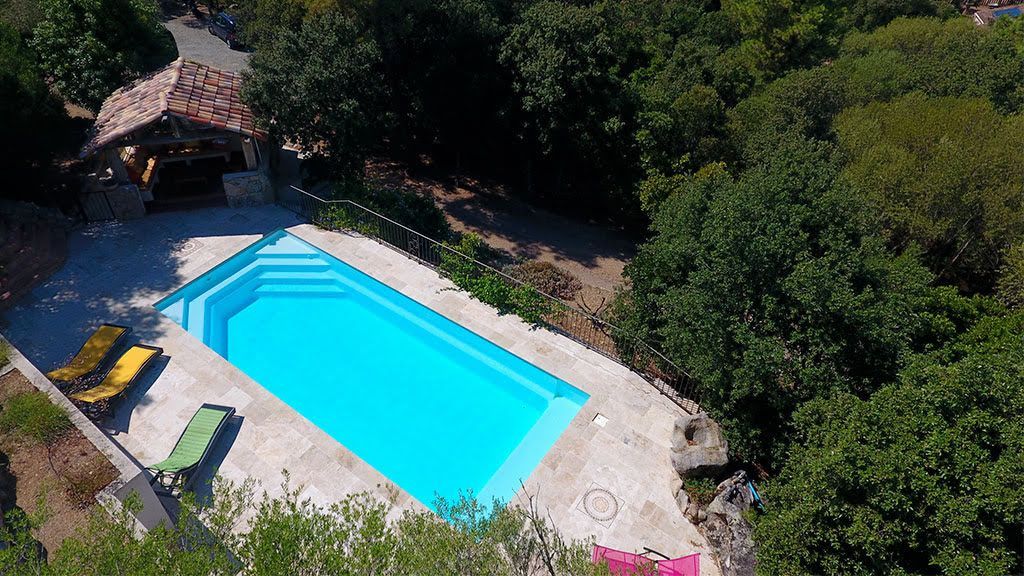 Célestine – Piscine moderne avec banquette et sécurité